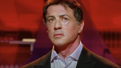 Sylvester Stallone sebagai dirinya sendiri pada upacara penghargaan di Kambakkht Ishq, tampak prihatin