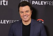 Seth MacFarlane mengenakan jaket setelan biru gelap di acara Family Guy.