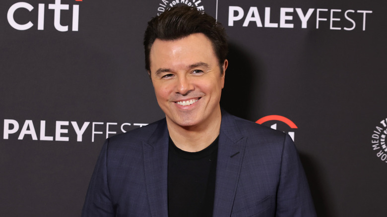 Seth MacFarlane mengenakan jaket setelan biru gelap di acara Family Guy.