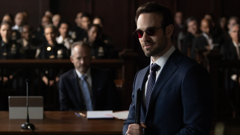 Matt Murdock dari Charlie Cox berdiri di ruang sidang di Daredevil: Born Again