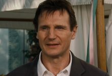 Bryan Mills Liam Neeson tersenyum