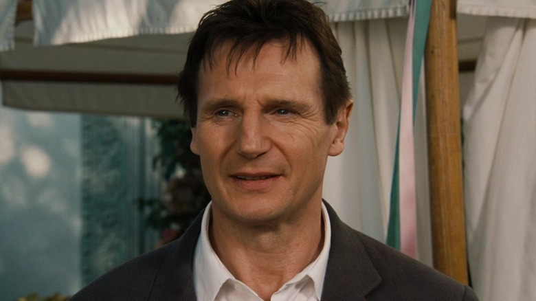 Bryan Mills Liam Neeson tersenyum