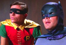 Robin dan Batman, memandangi seseorang di luar layar di serial TV Batman 1966