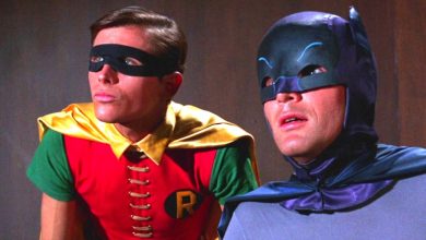 Robin dan Batman, memandangi seseorang di luar layar di serial TV Batman 1966