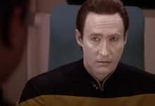 Data, melihat seseorang dengan seksama, duduk di kursi, di Star Trek: Generasi berikutnya.