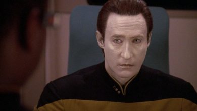 Data, melihat seseorang dengan seksama, duduk di kursi, di Star Trek: Generasi berikutnya.