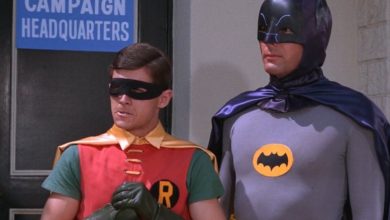 Robin dan Batman, dari serial TV Batman 1966, berdiri di depan markas kampanye Batman.