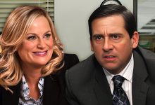 Leslie Knope tersenyum dan Michael Scott mengerutkan kening dengan kantor di latar belakang