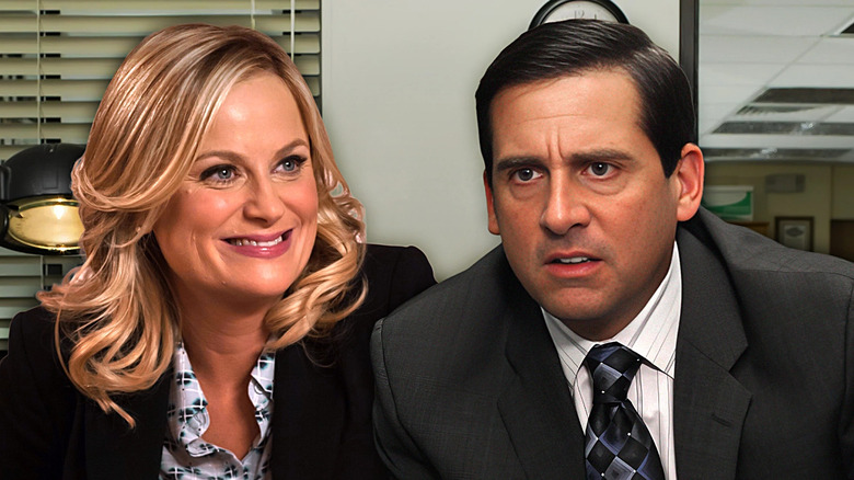 Leslie Knope tersenyum dan Michael Scott mengerutkan kening dengan kantor di latar belakang