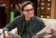 Leonard Hofstadter dari Johnny Galecki membaca koran di Teori Big Bang