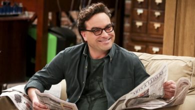 Leonard Hofstadter dari Johnny Galecki membaca koran di Teori Big Bang