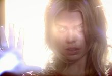 Rose Tyler menembakkan balok energi dari tangannya di Doctor Who