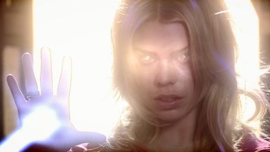 Rose Tyler menembakkan balok energi dari tangannya di Doctor Who