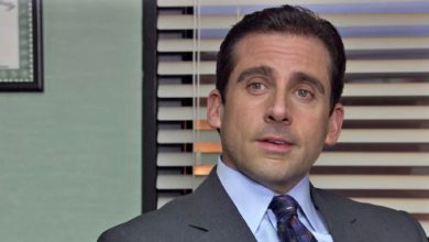 Michael Scott duduk di mejanya dan melihat juru kamera di luar layar di kantor