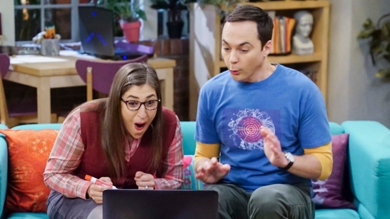 Amy dan Sheldon menonton sesuatu di laptop di Teori Big Bang