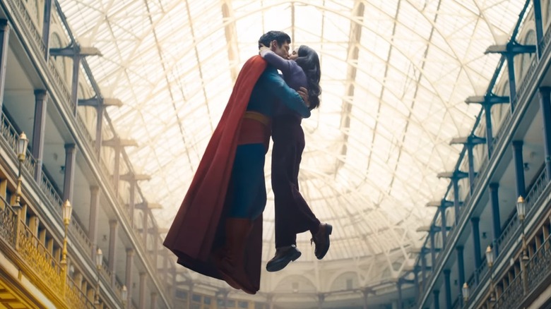 David Corenswet sebagai Superman dan Rachel Brosnahan sebagai Lois Lane di Superman