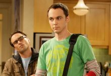 Leonard Mengamati Sheldon di ruang tamu mereka di Teori Big Bang