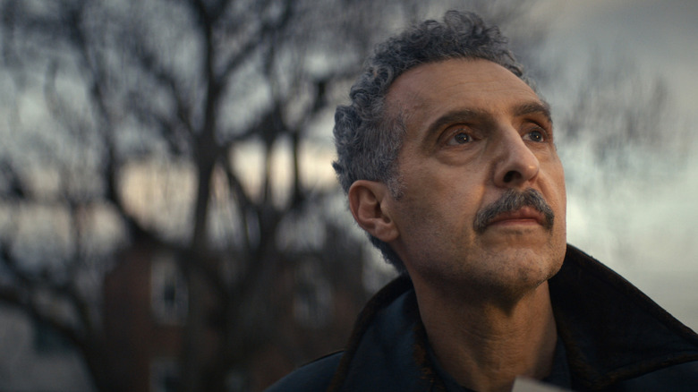 John Turturro As Irving Bailiff Berdiri di luar ruangan dan melihat langit di Musim 1 dari Severance