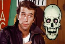 Fonzie berdiri di sebelah logo tengkorak di hari -hari bahagia