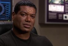 Teal'c Christopher Hakim Melihat ke kanannya di Stargate SG-1