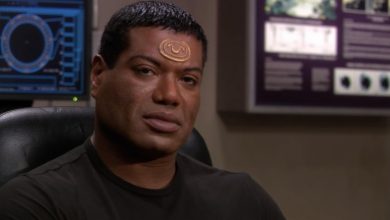 Teal'c Christopher Hakim Melihat ke kanannya di Stargate SG-1