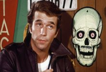 Henry Winkler dengan alis terangkat sebagai Arthur