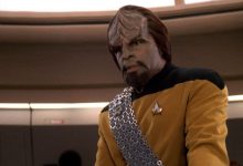 Michael Dorn sebagai Worf di Bridge of the Enterprise dalam episode musim ketujuh dari Star Trek: The Next Generation.