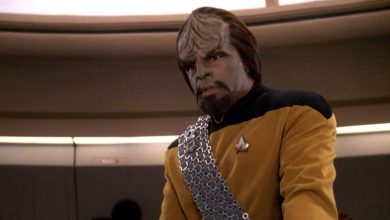 Michael Dorn sebagai Worf di Bridge of the Enterprise dalam episode musim ketujuh dari Star Trek: The Next Generation.