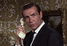 James Bond dari Sean Connery menjawab telepon dari Rusia dengan cinta