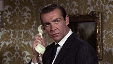 James Bond dari Sean Connery menjawab telepon dari Rusia dengan cinta