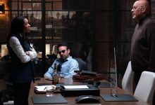 Niki M. James sebagai Kirsten McDuffie, Charlie Cox sebagai Matt Murdock, dan Clark Johnson sebagai Cherry berkumpul di sekitar meja konferensi di Daredevil: Born Again