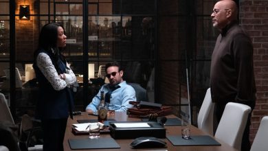 Niki M. James sebagai Kirsten McDuffie, Charlie Cox sebagai Matt Murdock, dan Clark Johnson sebagai Cherry berkumpul di sekitar meja konferensi di Daredevil: Born Again