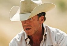 Travis Wheatley dari Taylor Sheridan mengenakan topi koboi putih di Yellowstone