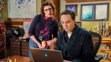 Amy dan Sheldon melihat komputer di kantor Sheldon onyoung sheldon