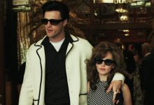 Priscilla Presley dari Cailee Spaeny dan Elvis Presley dari Jacob Elordi keluar dari toko bersama di Priscilla