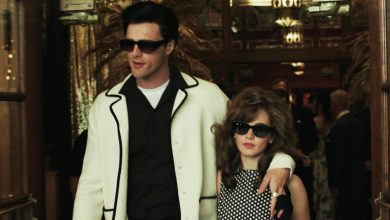 Priscilla Presley dari Cailee Spaeny dan Elvis Presley dari Jacob Elordi keluar dari toko bersama di Priscilla