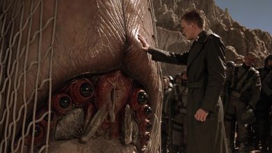 Carl, meletakkan tangannya di kepala gelatin Smart Bug, mencari tanda -tanda ketakutan di Starship Troopers