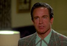 Warren Beatty tampak penuh perhatian sebagai bugsy siegel di bugsy