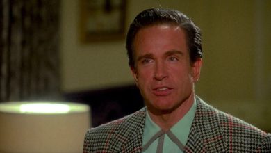 Warren Beatty tampak penuh perhatian sebagai bugsy siegel di bugsy