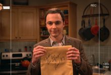 Jim Parsons As Sheldon Cooper memegang serbet yang ditandatangani dari Leonard Nimoy pada teori Big Bang