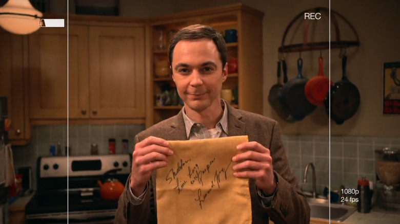 Jim Parsons As Sheldon Cooper memegang serbet yang ditandatangani dari Leonard Nimoy pada teori Big Bang