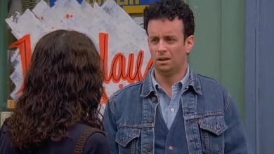 Julia Louis-Dreyfus sebagai Elaine dan Kevin McDonald sebagai Denim Vest/Steve mengobrol di Seinfeld