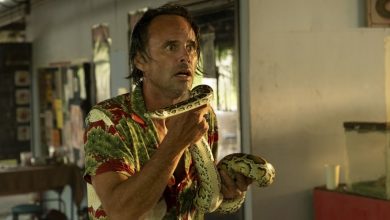 Walton Goggins sebagai Rick Hatchett memegang ular di lotus putih musim 3