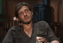 Harrison Ford As Hobey tampak sombong di Gunsmoke