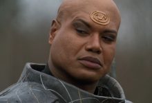 Christopher Judge's Teal'c melihat ke seberang bingkai di Stargate SG-1