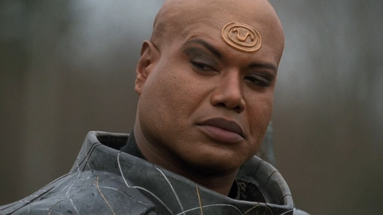 Christopher Judge's Teal'c melihat ke seberang bingkai di Stargate SG-1