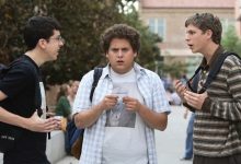 Jonah Hill sebagai Seth, Christopher Mintz-Plasse sebagai McLovin dan Michael Cera sebagai Evan Converse di sekolah di Superbad