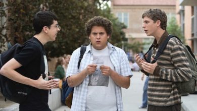 Jonah Hill sebagai Seth, Christopher Mintz-Plasse sebagai McLovin dan Michael Cera sebagai Evan Converse di sekolah di Superbad