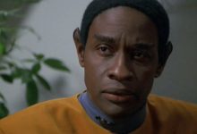 Tuvok Mendengarkan dengan seksama di Star Trek: Voyager