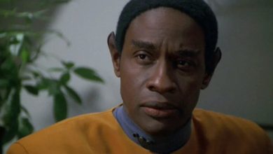 Tuvok Mendengarkan dengan seksama di Star Trek: Voyager